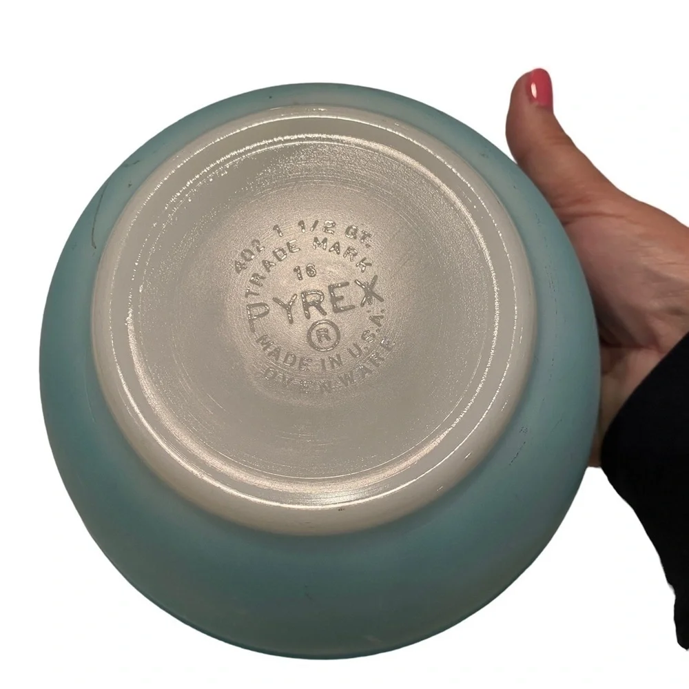 Pyrex Robin’s Egg Turquoise Blue Mixing Bowl 402 1.5 Quart Mid Century Modern